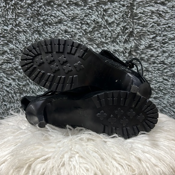 Alain Tondowski Video shows shimmer leather size 7  designer bootie - Picture 6 of 7